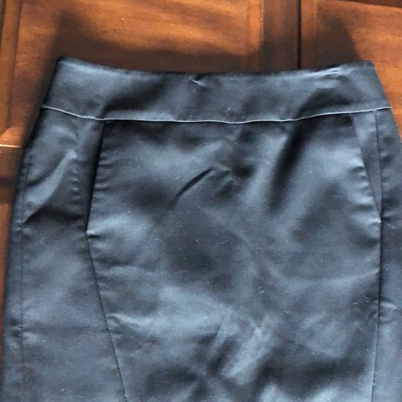 Women’s size 4 Ann Taylor loft black skirt with two front pockets - Picture 2 of 9